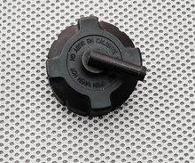 Carregar imagem no visualizador da galeria, Expansion tank cover with vent cap, black plastic, central grip handle and markings
