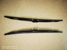 Załaduj obraz do przeglądarki galerii, Black wiper blade pair for trucks, slim frame with hinged joints, top view