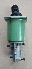 تحميل الصورة في عارض المعرض، Truck clutch booster servo, green canister with black bellows and gray mounting