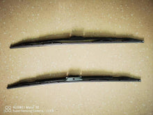 Załaduj obraz do przeglądarki galerii, Black truck wiper blades, two-piece set with metal rails, side view