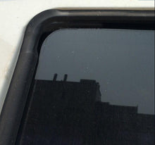 Załaduj obraz do przeglądarki galerii, front door glass sealing strip 93927398 for iveco daily 4x4 - suonama
