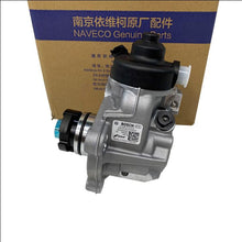 Załaduj obraz do przeglądarki galerii, Bosch high pressure fuel pump with black electrical connector and silver housing