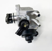 Załaduj obraz do przeglądarki galerii, High pressure fuel pump with dark sensor cap and silver outlet ports