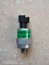 Carica l'immagine nel visualizzatore di Gallery, Water pressure sensor with green label, gray body, black connector, and threaded outlet