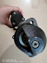 Carica l'immagine nel visualizzatore di Gallery, Black 24V starter motor with circular mounting flange and connector housing