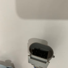 Charger l'image dans la galerie, Ignition switch electrical connector end with black terminals in gray housing