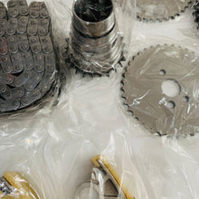 Carica l'immagine nel visualizzatore di Gallery, Timing chain kit with metal timing chain links, sprockets, and sprocket bolts in bags