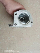 Kép betöltése a galériamegjelenítőbe: Silver metal thermostat housing held in hand, showing circular threaded port