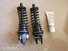 Załaduj obraz do przeglądarki galerii, Truck coil-spring strut shock absorber kit, two spring-loaded units and small white bottle