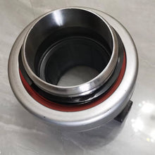 Cargar imagen en el visor de la Galería, Truck clutch bearing with exposed inner ring and red seal lip