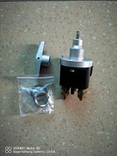 Carica l'immagine nel visualizzatore di Gallery, Battery main switch with black housing, metal threaded terminal, and mounting bracket