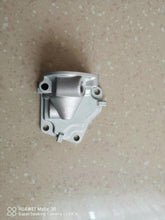 Kép betöltése a galériamegjelenítőbe: Silver thermostat housing with mounting holes and threaded outlet port