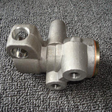 Załaduj obraz do przeglądarki galerii, Brake load sensing valve with threaded mounting holes and side port connection