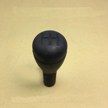 Załaduj obraz do przeglądarki galerii, Gear lever shift knob and stem with embossed 1–5 pattern