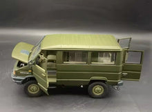 Görseli Galeri görüntüleyiciye yükleyin, 1:24 ölçekli yeşil kamuflaj off-road van modeli, açık Cargo kapısı ile arka görüş
