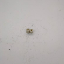 Görseli Galeri görüntüleyiciye yükleyin, Kaput kablosu için beyaz plastik burç çifti
