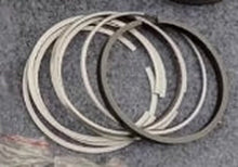 Görseli Galeri görüntüleyiciye yükleyin, Motor silindir onarımı için çelik piston halkaları yığını
