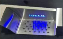 Görseli Galeri görüntüleyiciye yükleyin, Delikli sırt ve IVECO logosu ile paslanmaz çelik adım tahtası yakın çekim, mavi LED
