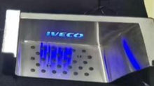 Görseli Galeri görüntüleyiciye yükleyin, Delikli sırtlı paslanmaz çelik basamaklı pano açılı görünüm, IVECO logosu, mavi LED
